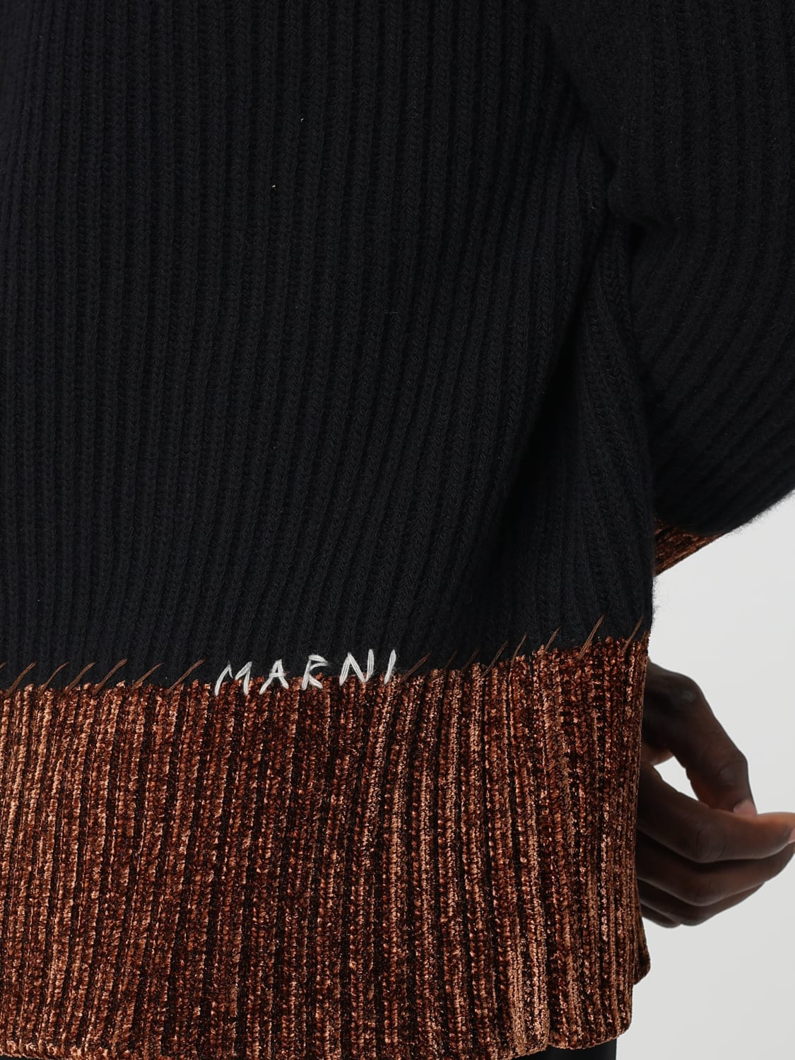 MARNI Maglione Girocollo in Nero con Dettagli Oro