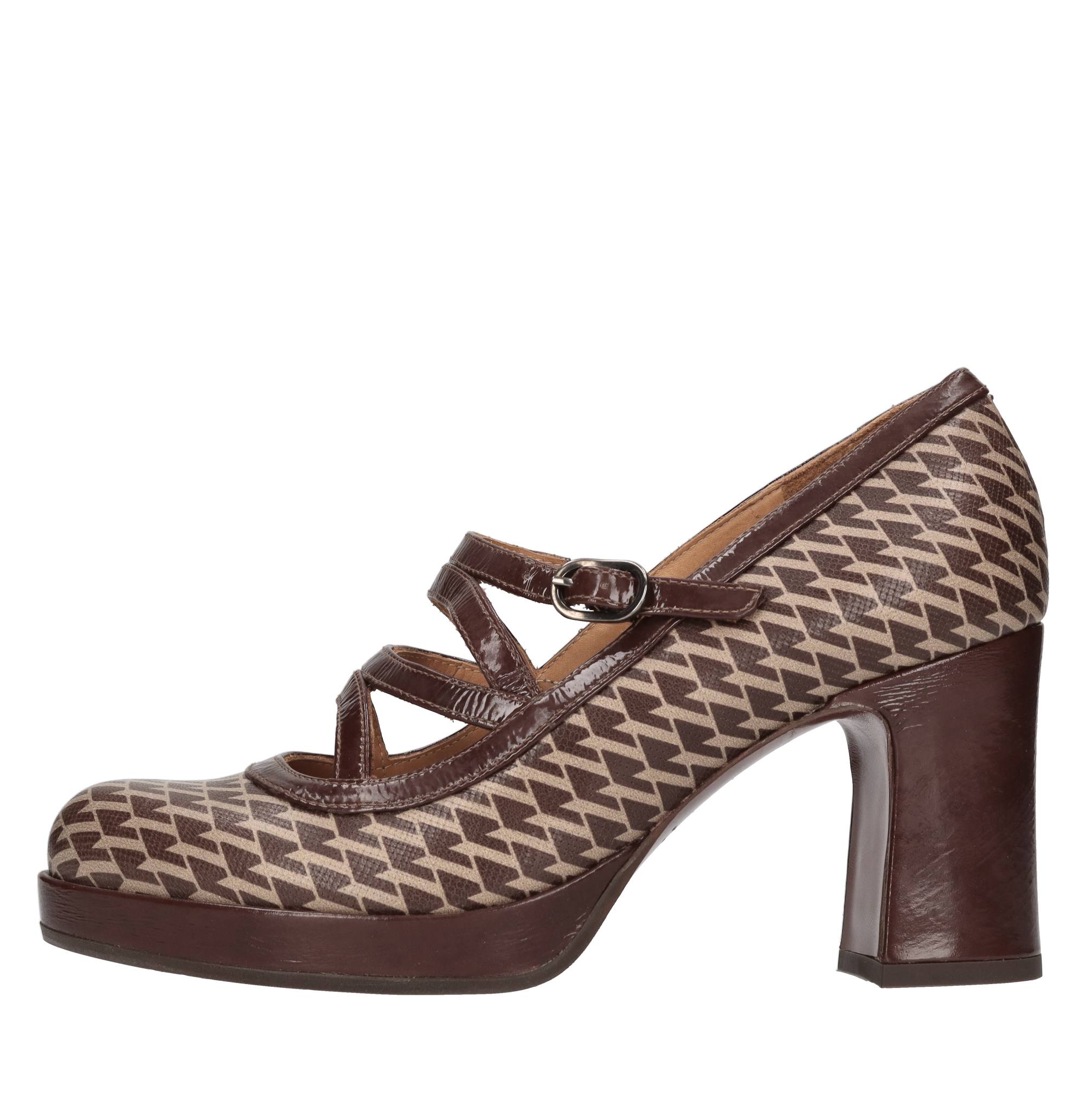 Chie Mihara Schoenen met bruine hakken
