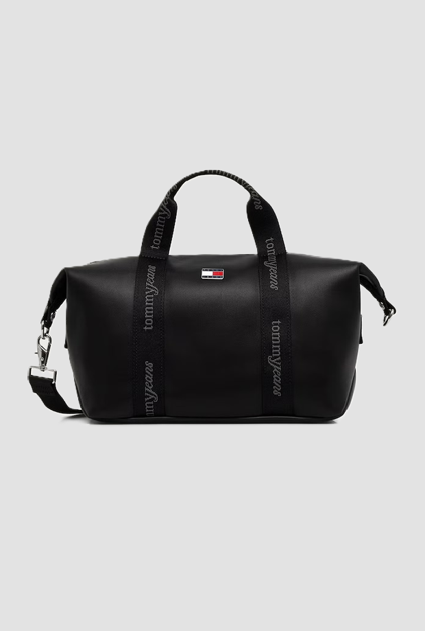 schwarze Frau Schultertasche