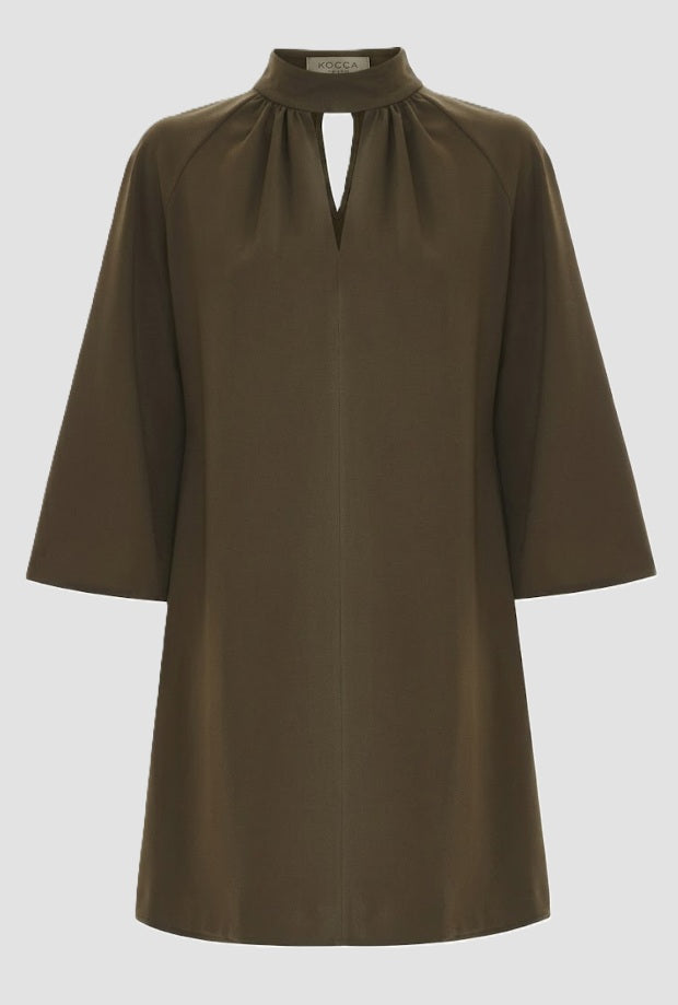 Kleid mit schwarzbeeren Frau Hals
