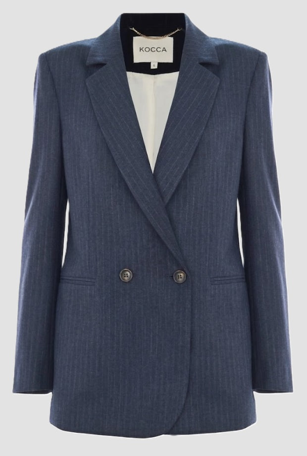 graue Jacke Frau blaue Nacht