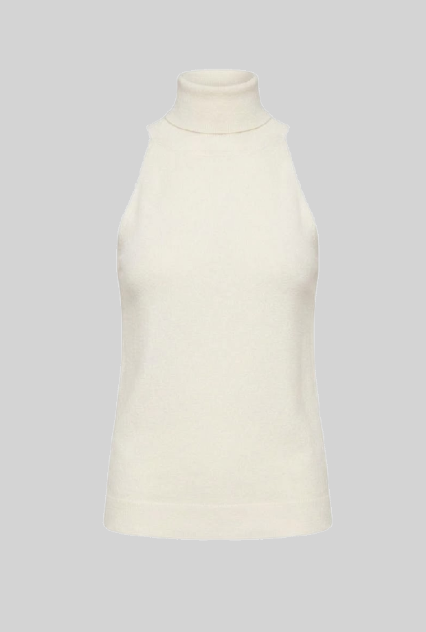 mujer blanca de cuello alto