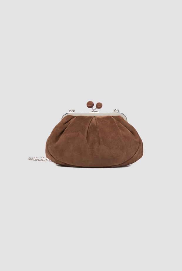 kleine vrouw chocolade kleine tas gebak