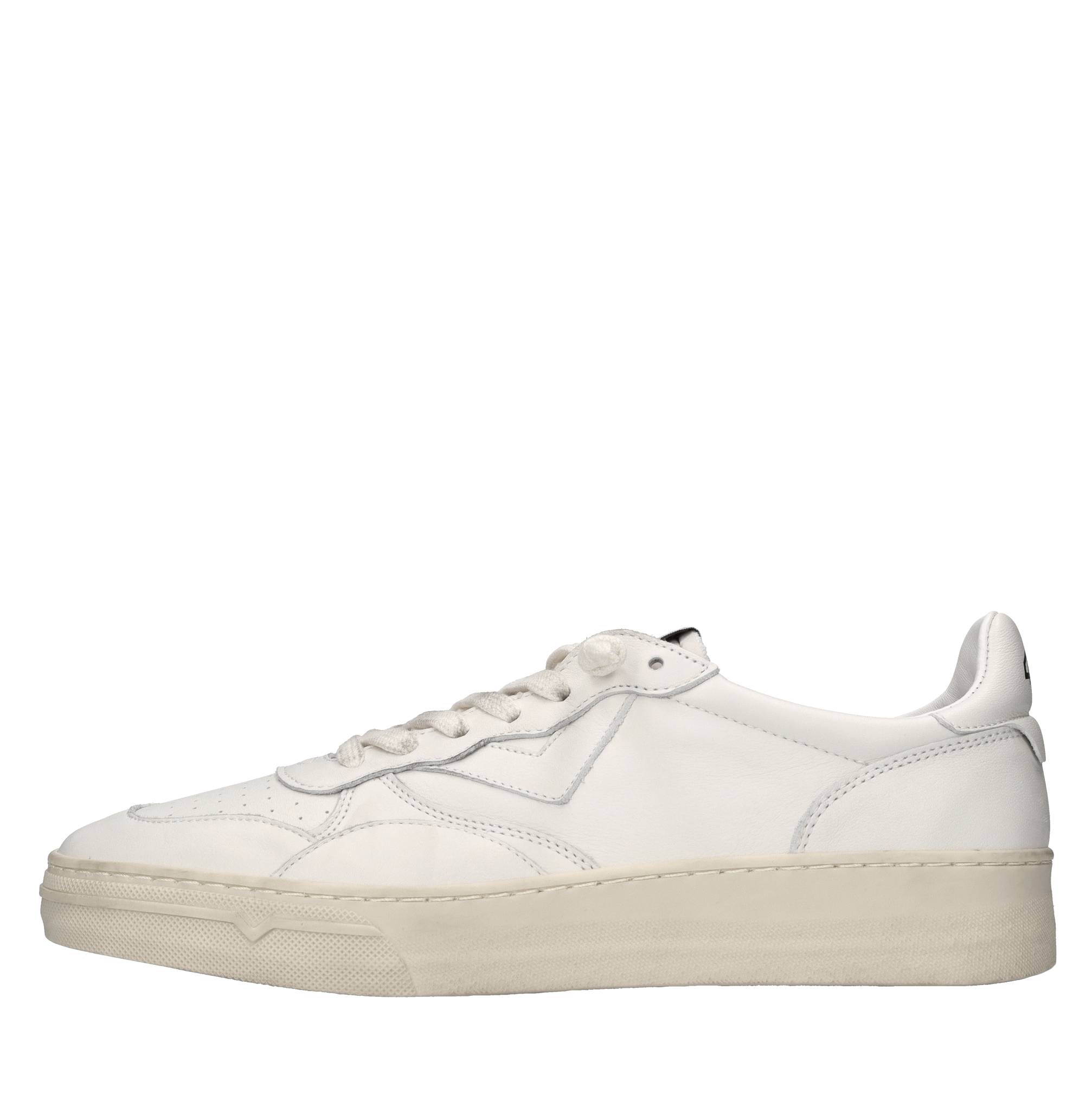 4b12 Witte sneakers