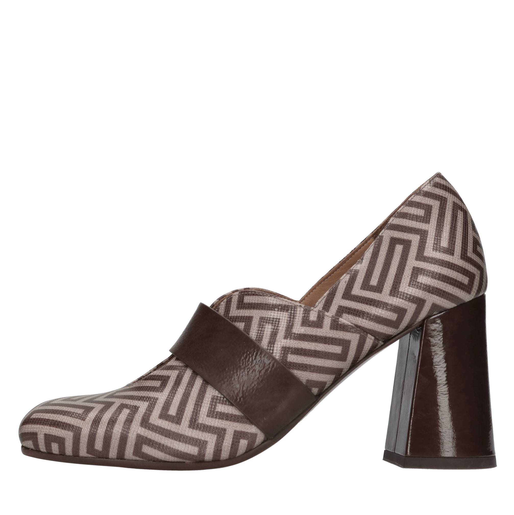 Chie Mihara Schoenen met bruine hakken