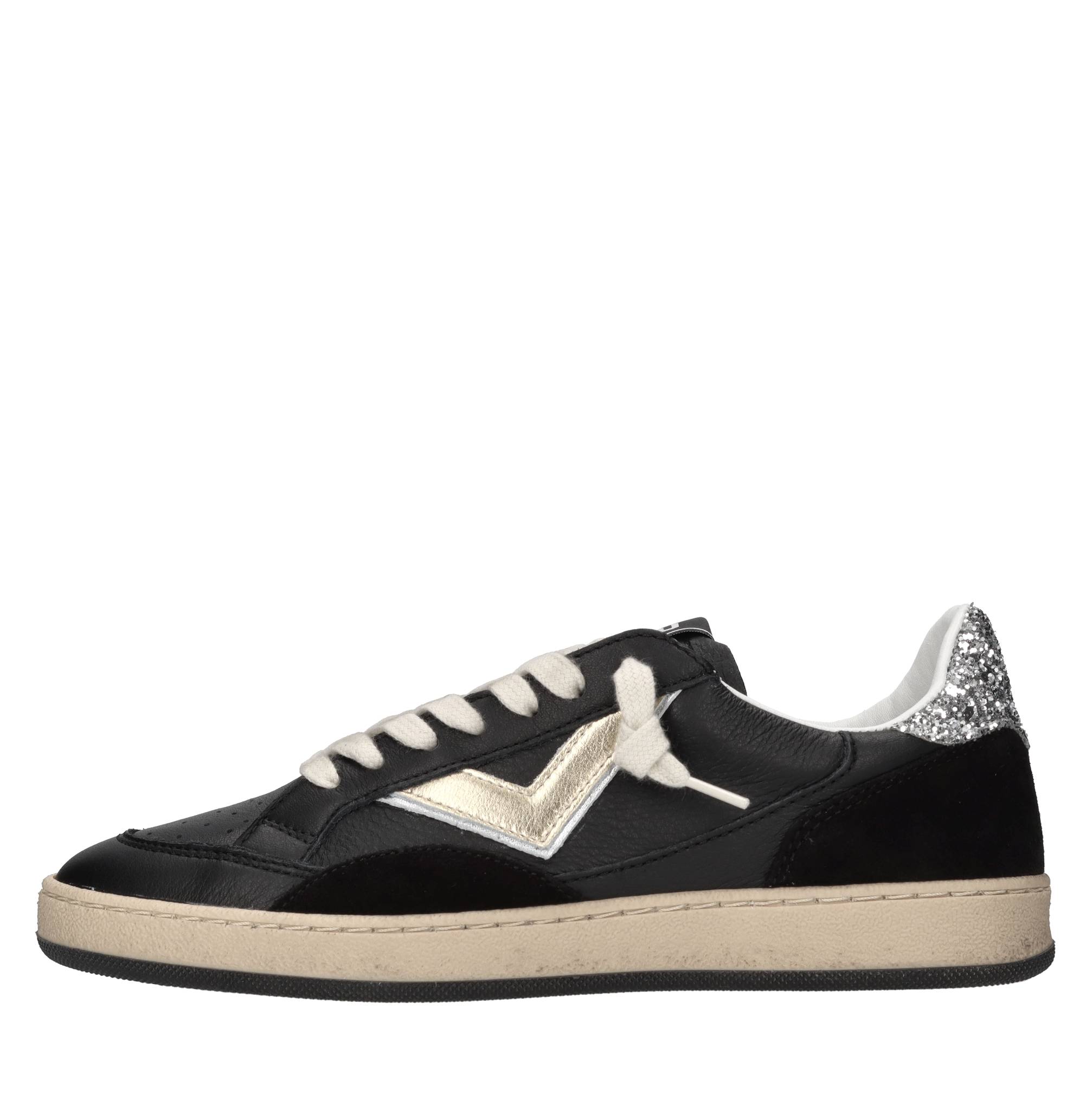 4b12 Zwarte sneakers