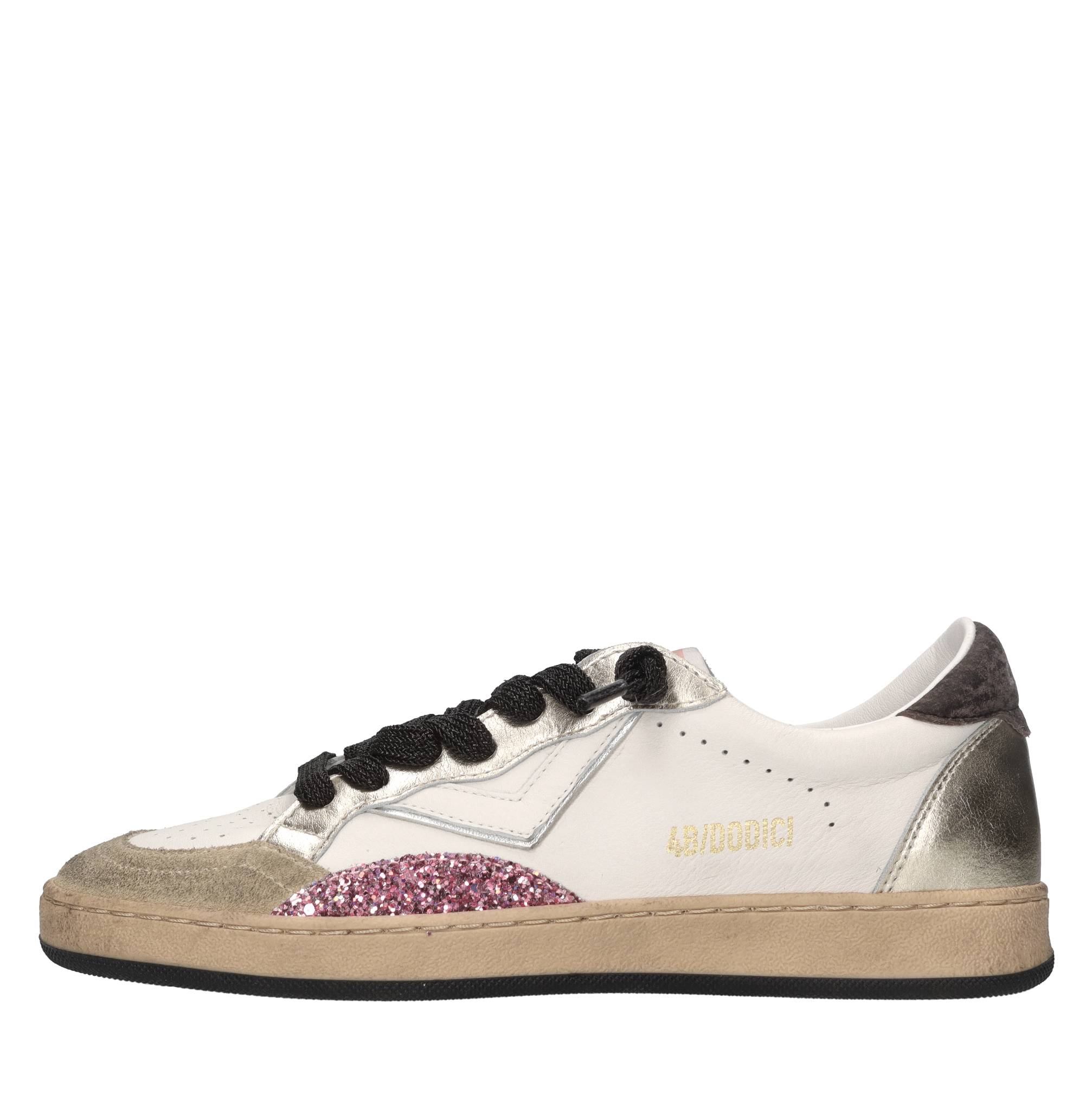 4b12 Witte sneakers