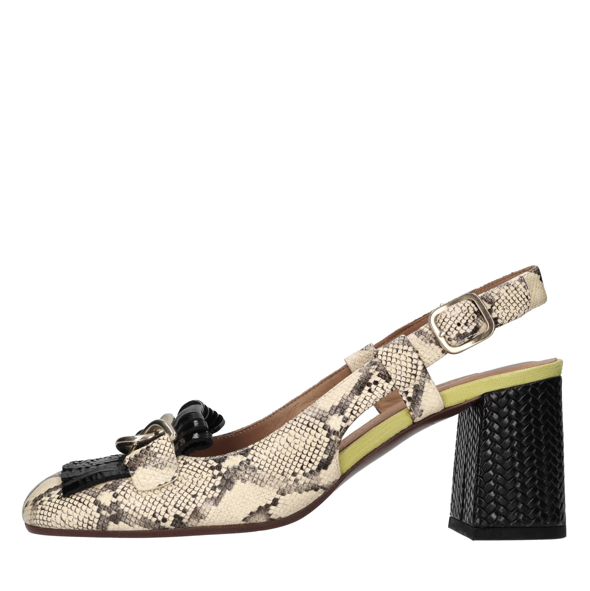 Chie Mihara Lage schoenen Beige